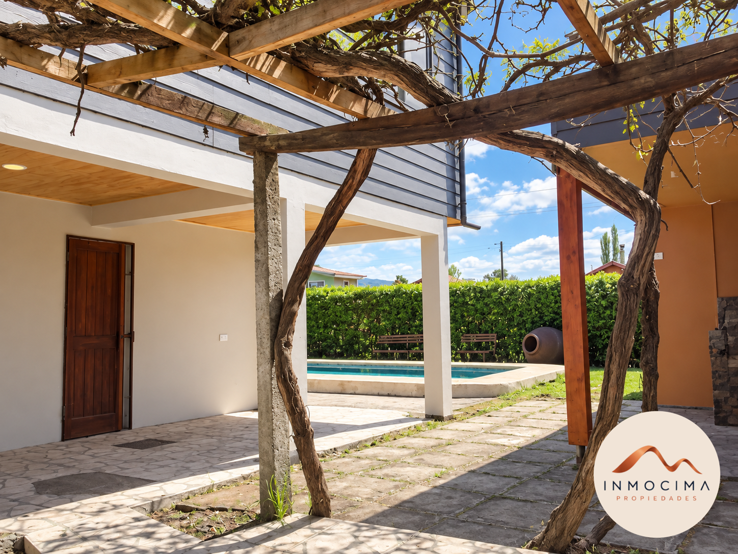 Casa Quillon (7) Venta Casa en Quillón: 4 Dormitorios, Amplio Terreno y Piscina