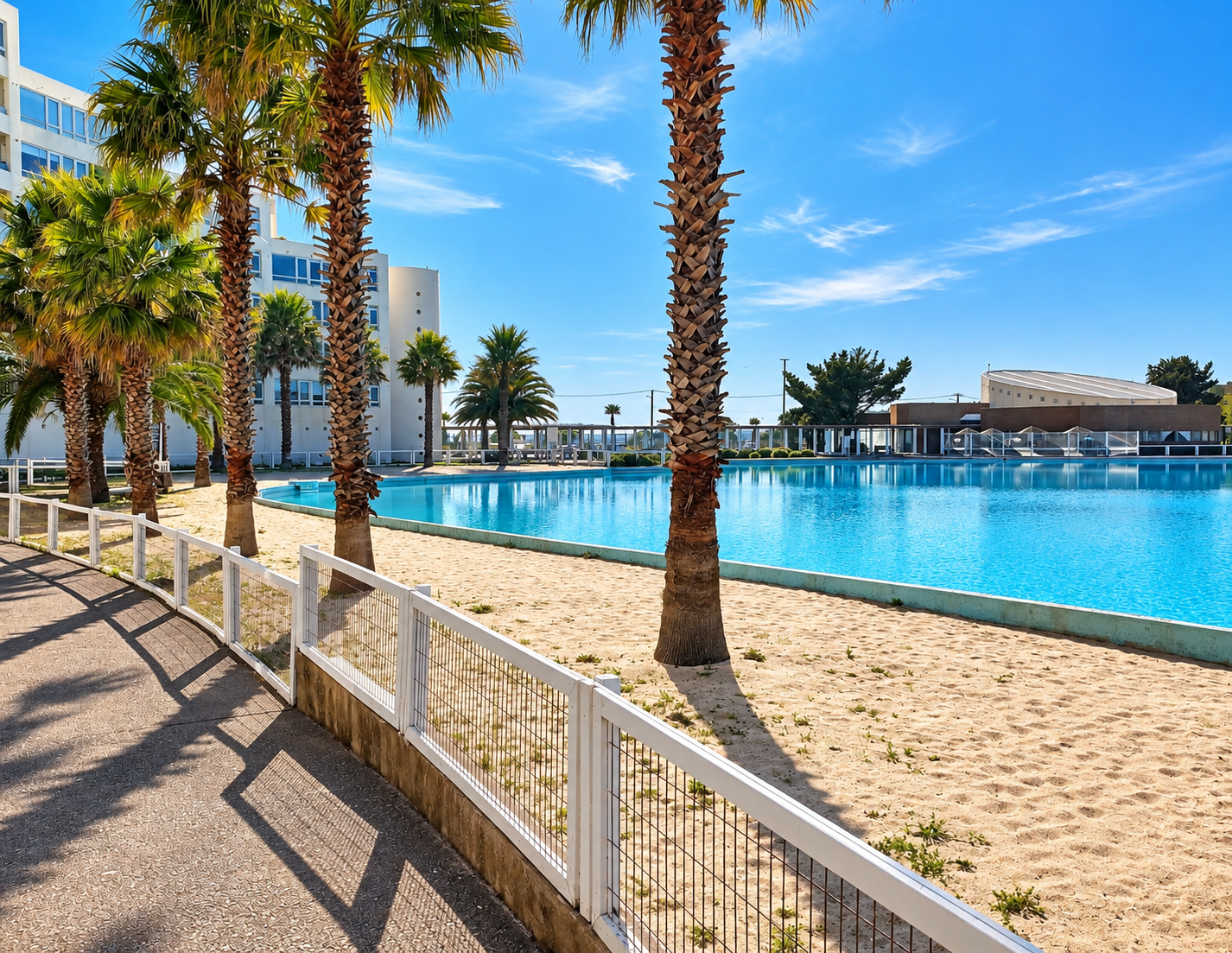 Venta Departamento Amoblado en San Pedro: Laguna, Piscina y Tenis.