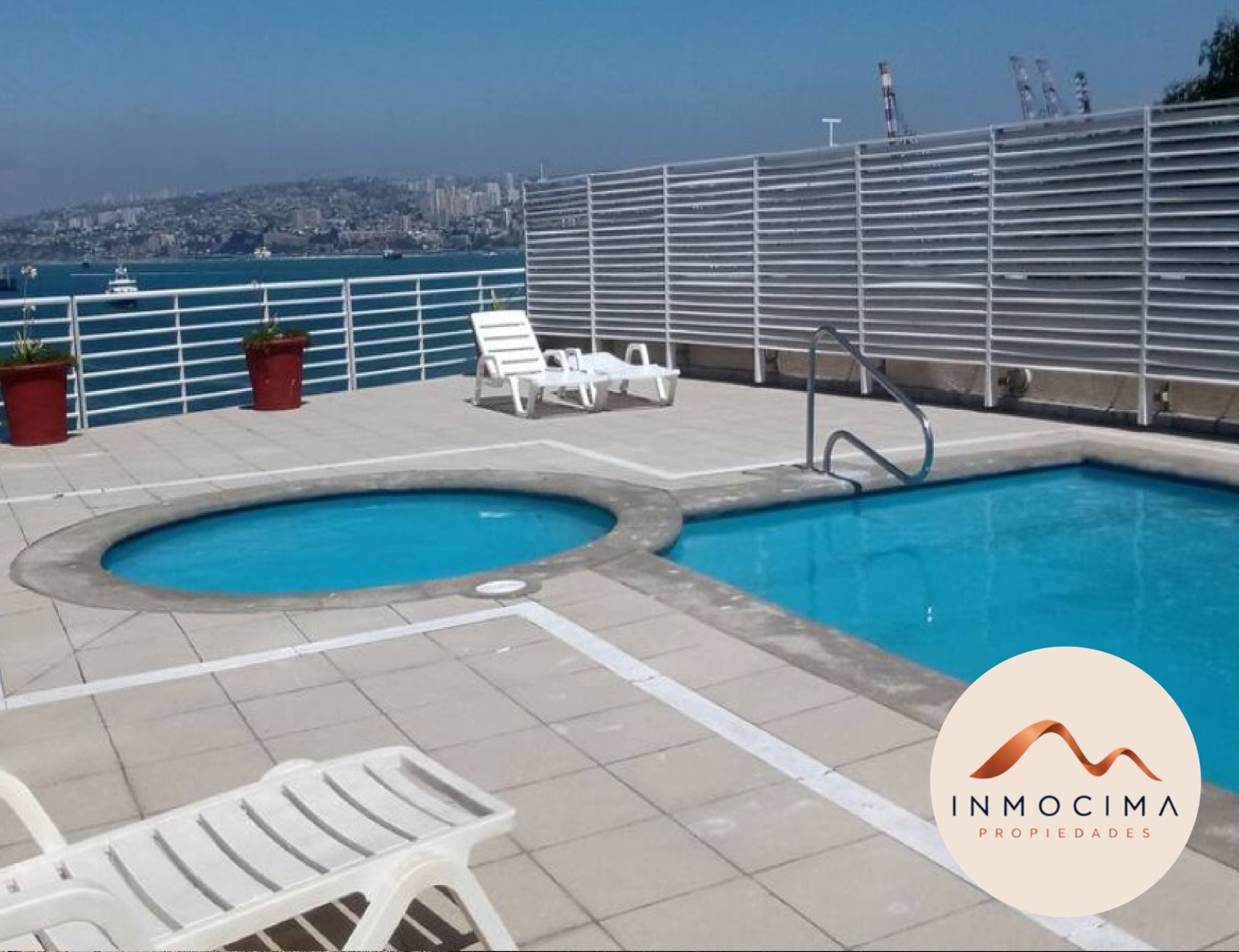 Departamento en Valparaíso, frente al mar (2)_inmocima Departamento en Venta en Valparaíso: Vista Panorámica y Piscina